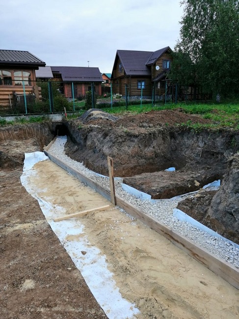 песчанно гравийная подушка для подпорной стенки