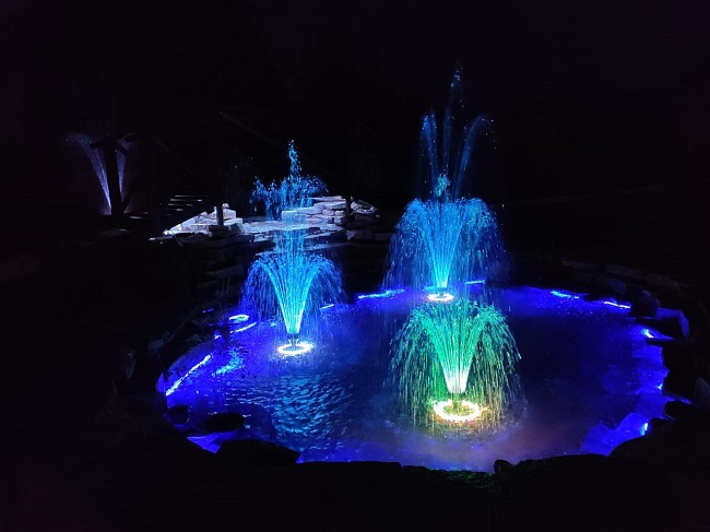 фонтан с подсветкой на даче